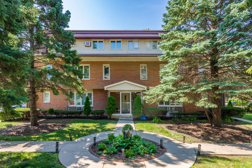 Unit for sale at 816 W Saint James Street, Arlington Heights, IL 60005