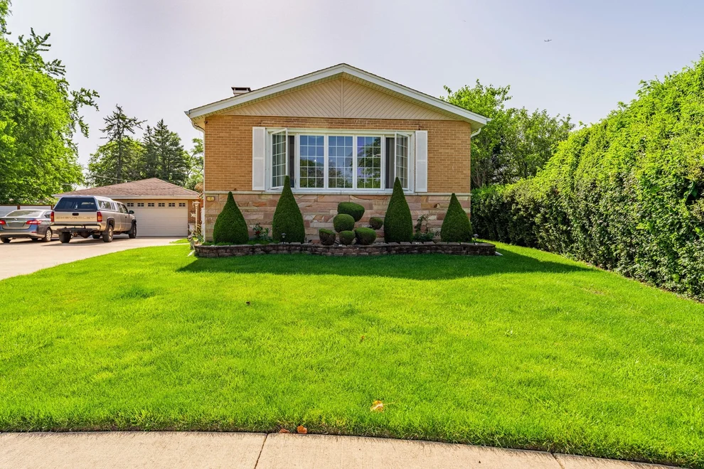 Unit for sale at 433 E Cherry Hill Drive, Addison, IL 60101
