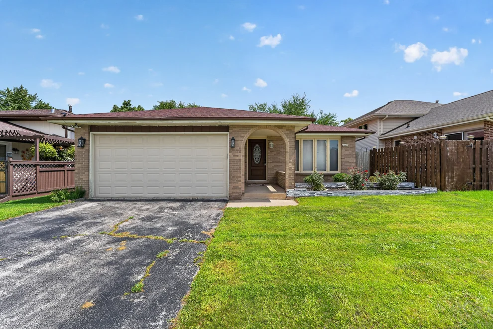 Unit for sale at 14631 Knox Avenue, Midlothian, IL 60445
