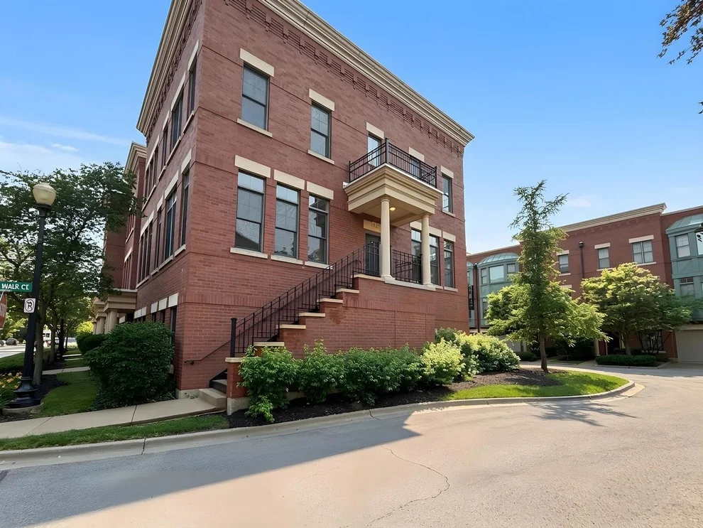 Unit for sale at 132 Dawson Drive, Elgin, IL 60120