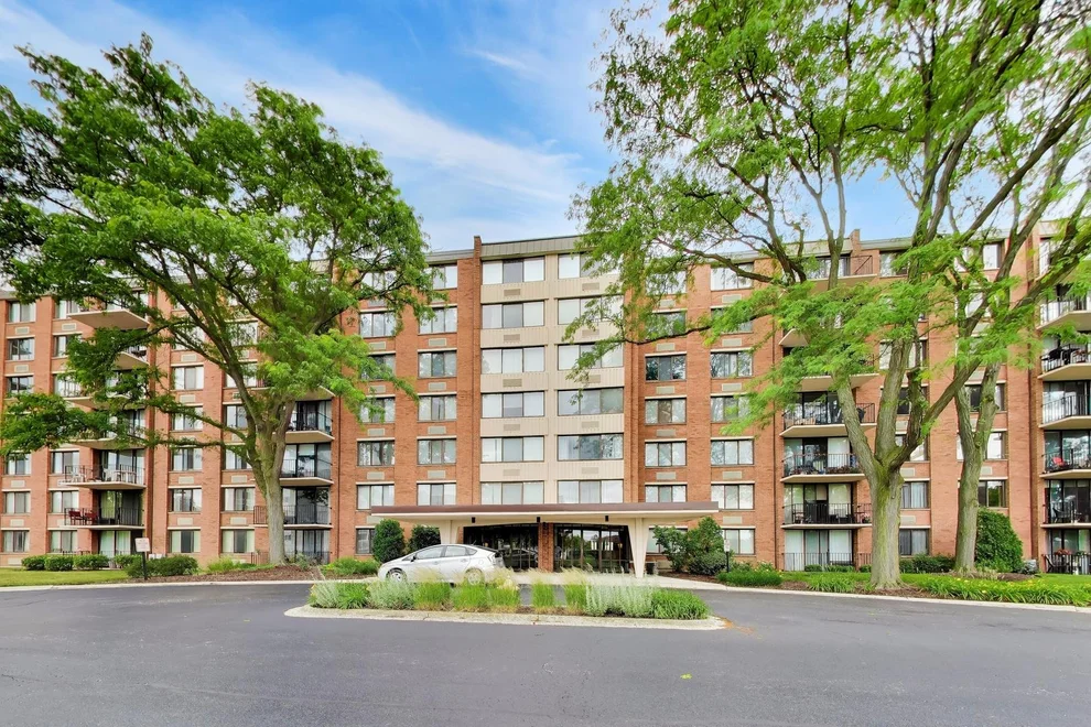 Unit for sale at 2000 Saint Regis Drive, Lombard, IL 60148