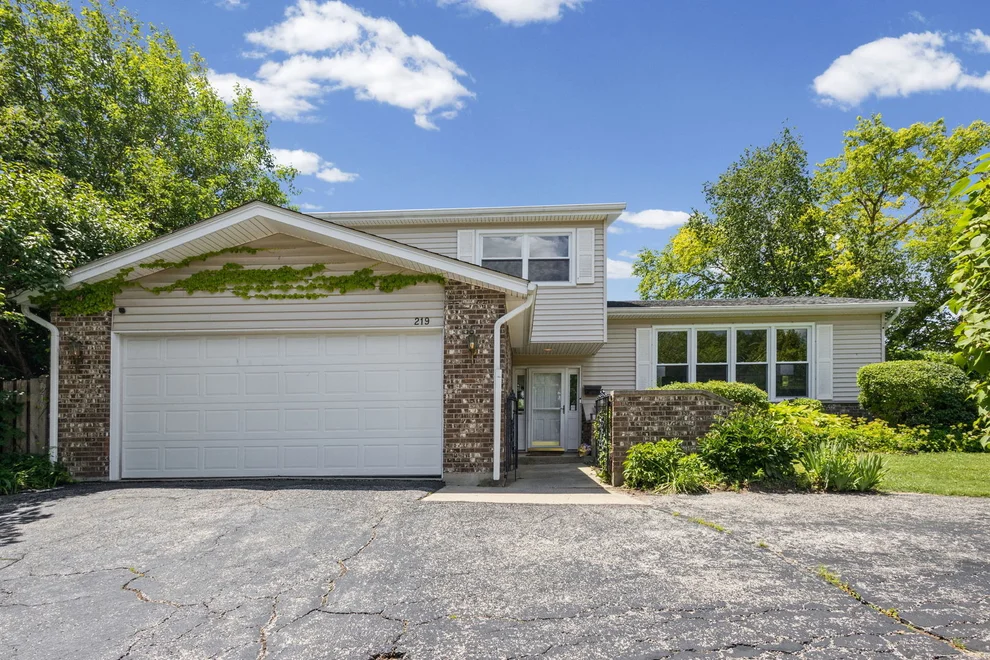 Unit for sale at 219 W Appletree Lane, Arlington Heights, IL 60004