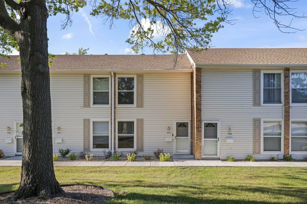 Unit for sale at 1910 HUNTINGTON Boulevard, Hoffman Estates, IL 60169