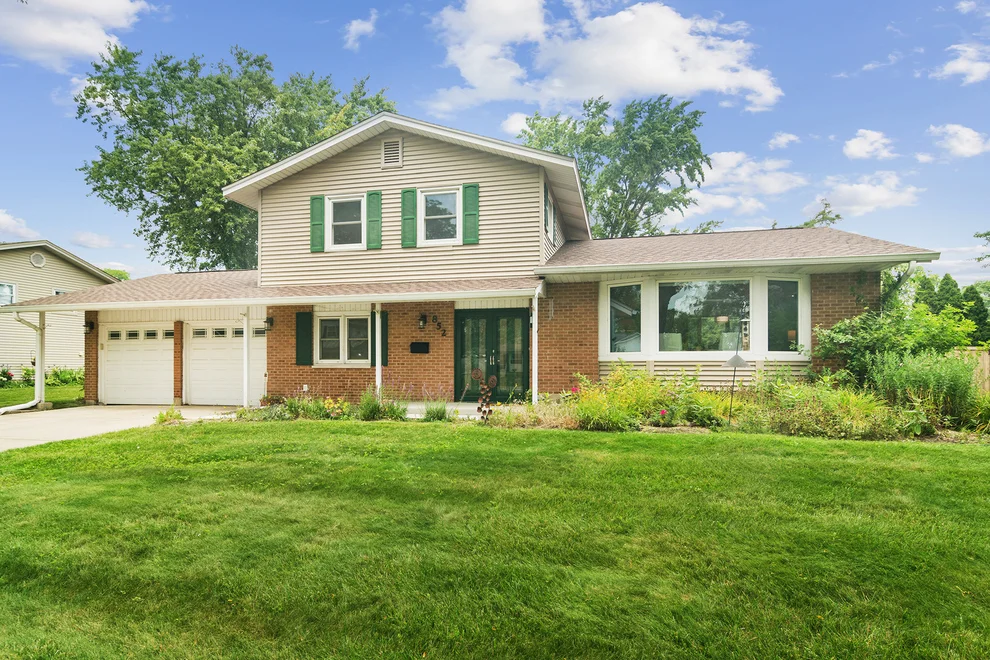 Unit for sale at 852 E Plate Drive, Palatine, IL 60074