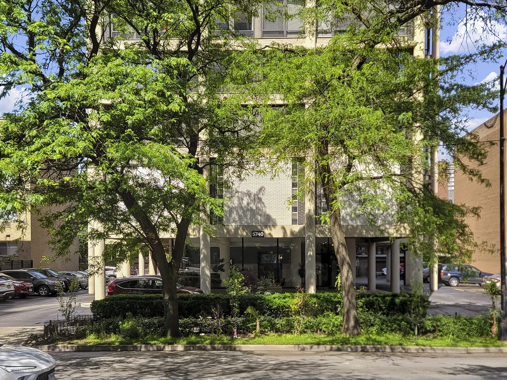 Unit for sale at 5740 N Sheridan Road, Chicago, IL 60660