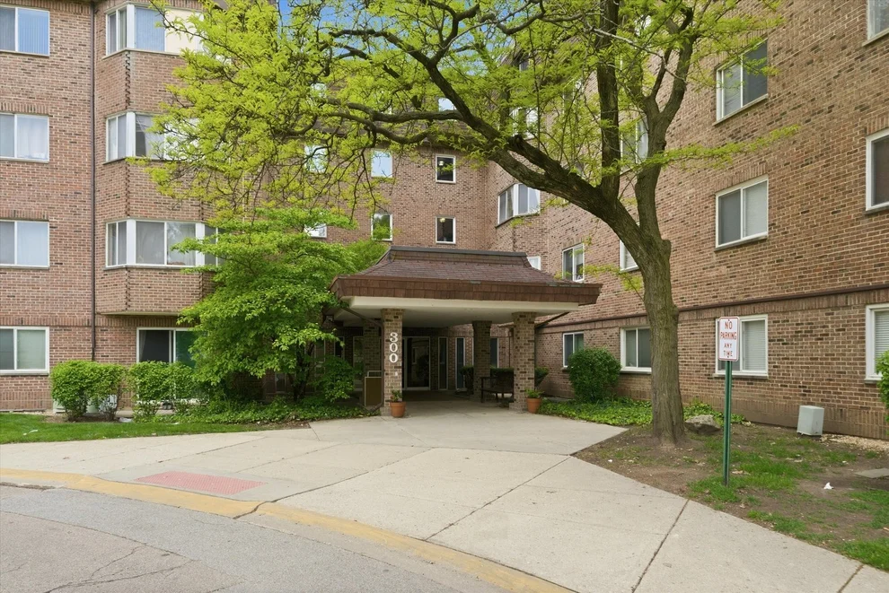 Unit for sale at 300 S Roselle Road, Schaumburg, IL 60193