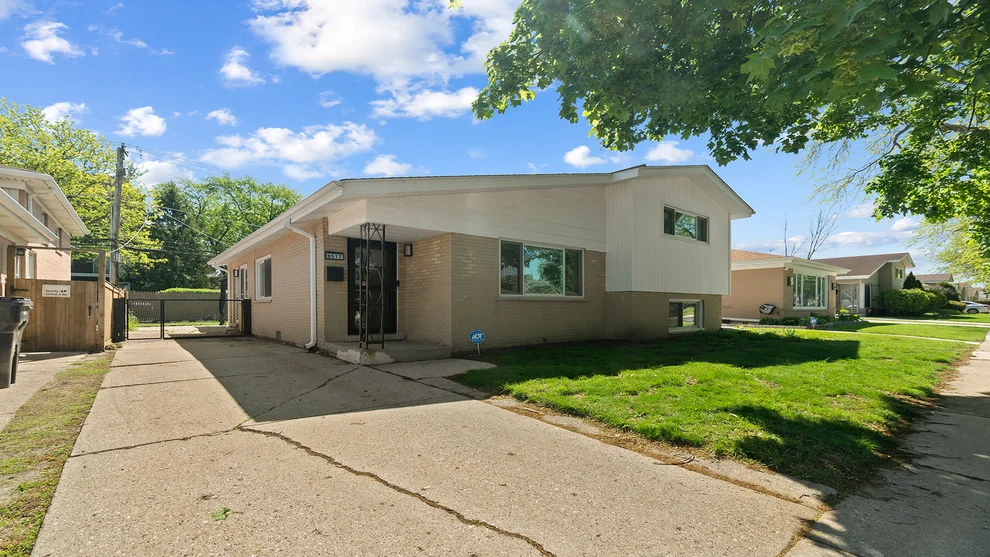 Unit for sale at 9517 Lavergne Avenue, Skokie, IL 60077