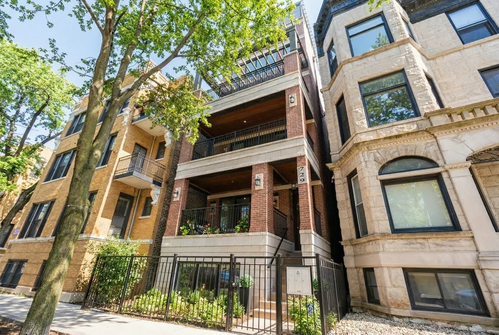 Unit for sale at 729 W Barry Avenue, Chicago, IL 60657