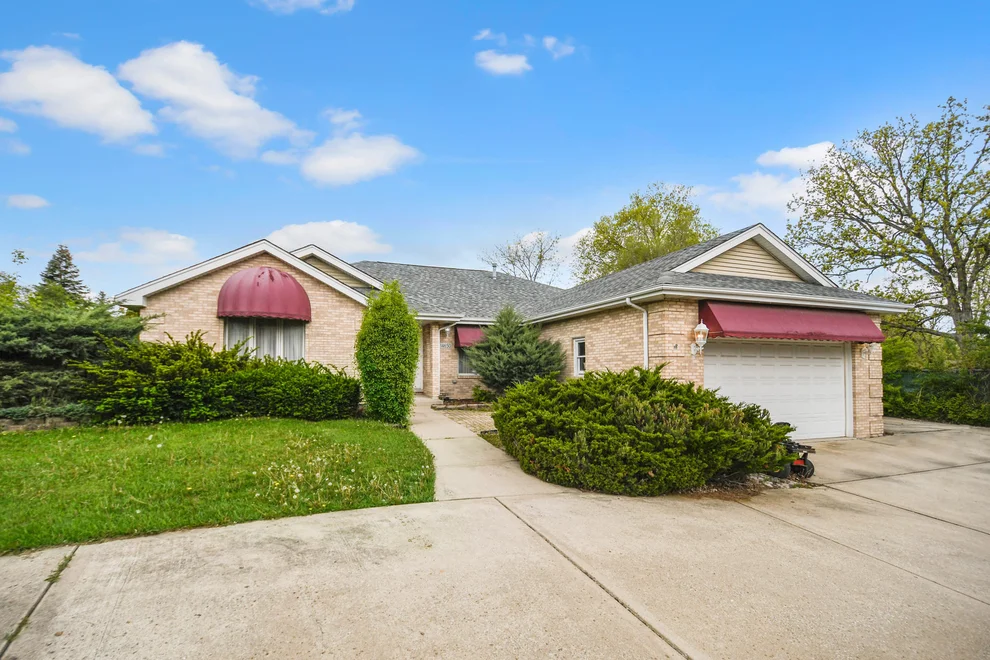 Unit for sale at 14650 Lamon Avenue, Midlothian, IL 60445