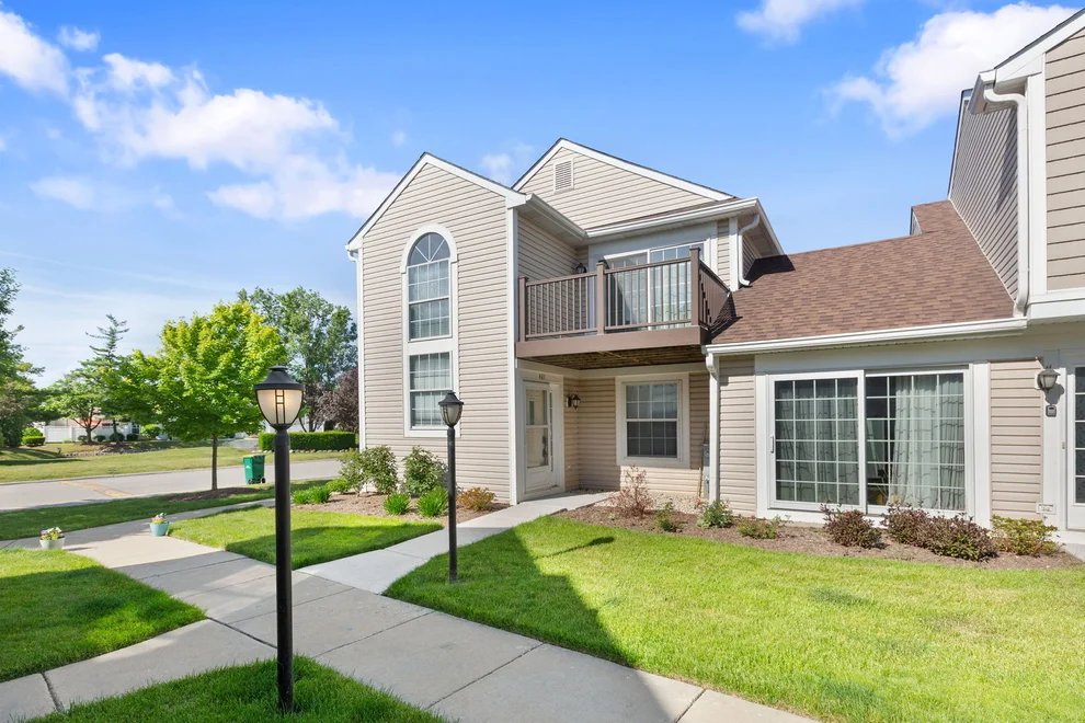Unit for sale at 401 Le Parc Circle, Buffalo Grove, IL 60089