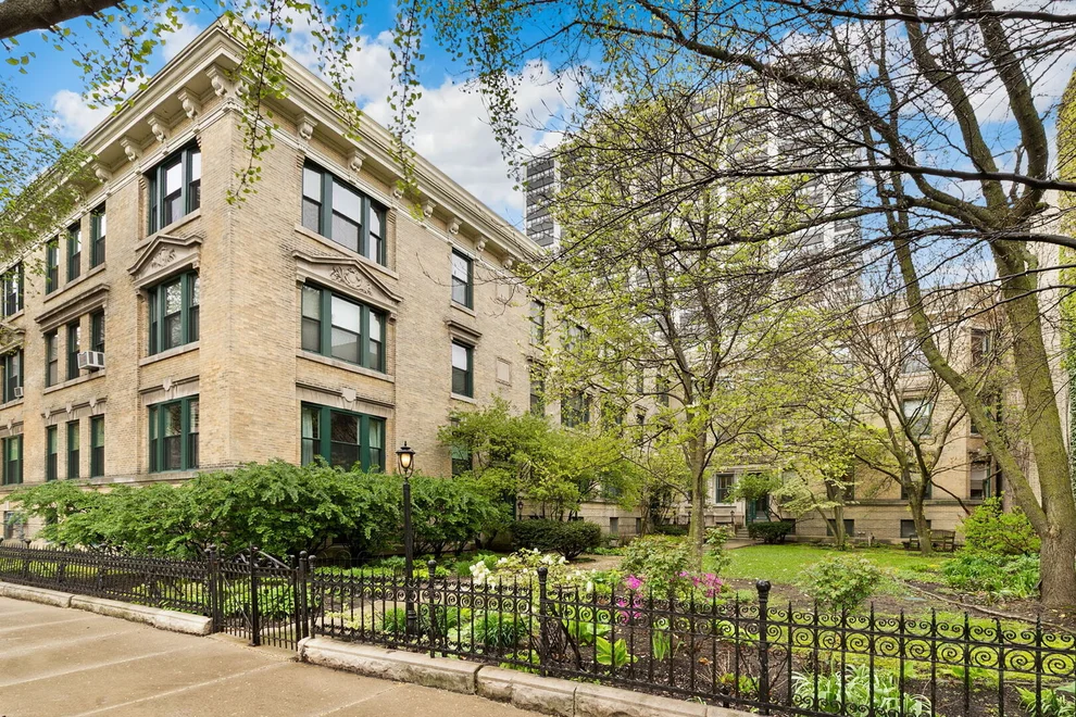 Unit for sale at 533 W Melrose Street, Chicago, IL 60657