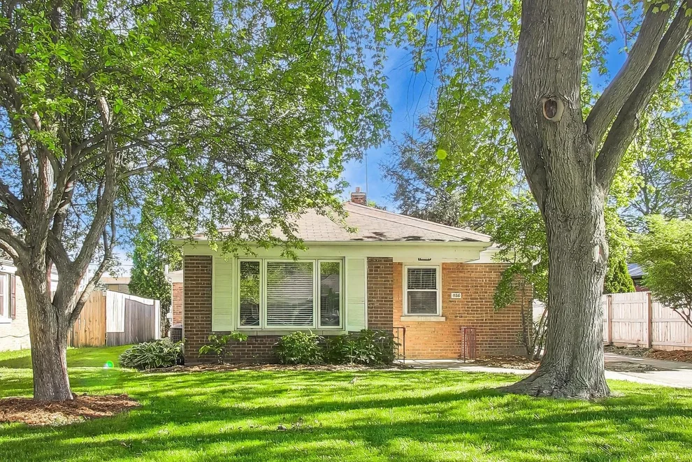 Unit for sale at 836 E Rockland Road, Libertyville, IL 60048