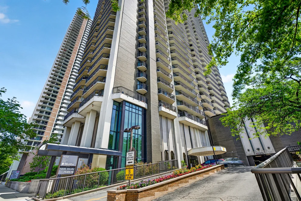 Unit for sale at 6007 N Sheridan Road, Chicago, IL 60660