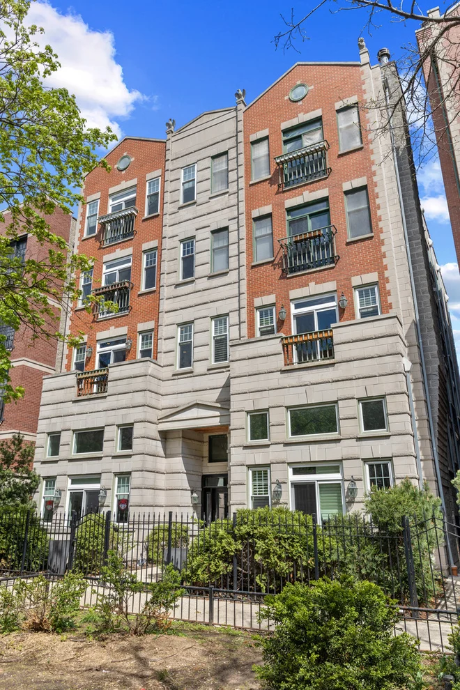 Unit for sale at 860 W Buckingham Place, Chicago, IL 60657