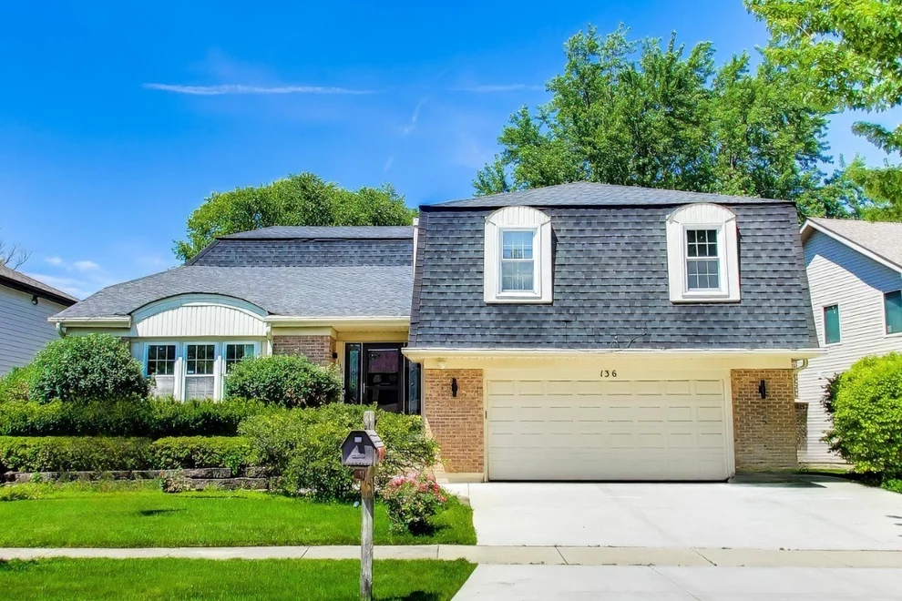 Unit for sale at 136 E Fox Hill Drive, Buffalo Grove, IL 60089