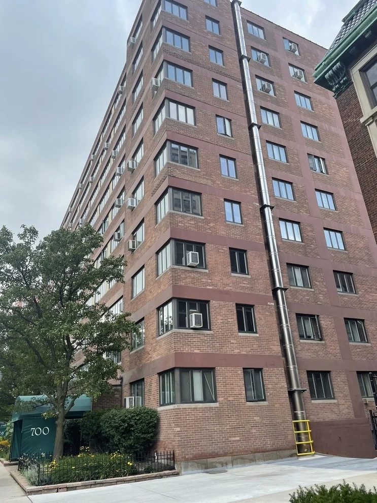Unit for sale at 700 W Bittersweet Place, Chicago, IL 60613