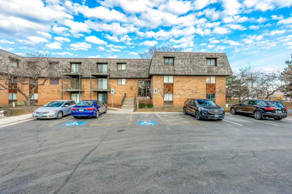 Unit for sale at 3 Oak Creek Drive, Buffalo Grove, IL 60089