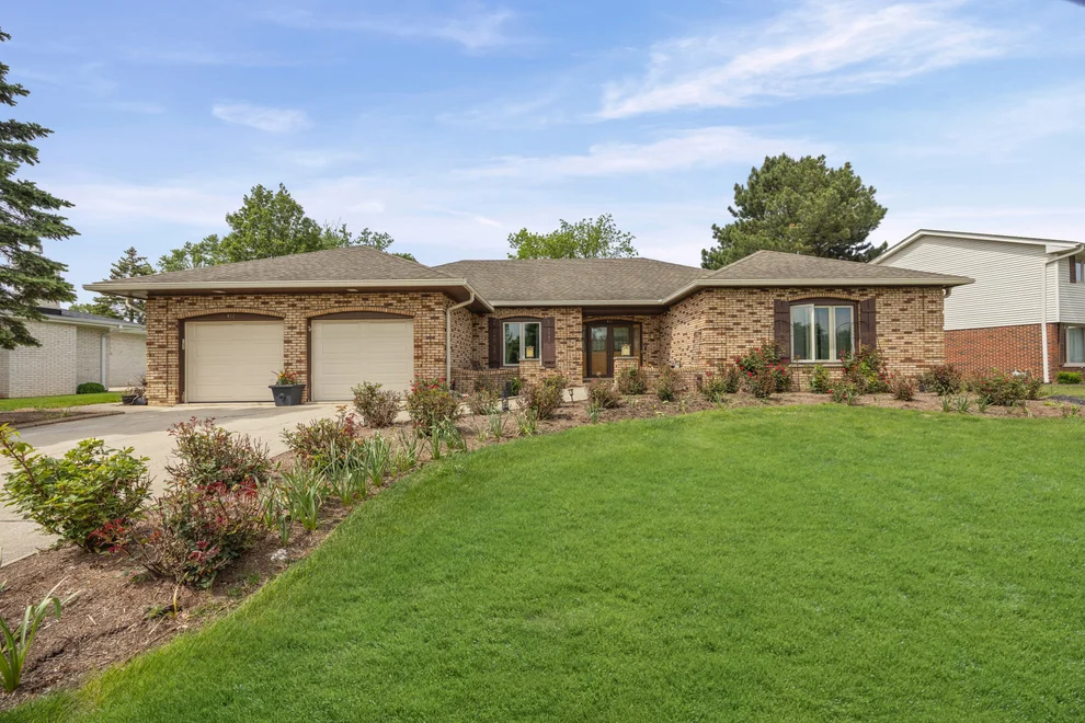 Unit for sale at 412 Stratford Lane, Willowbrook, IL 60527