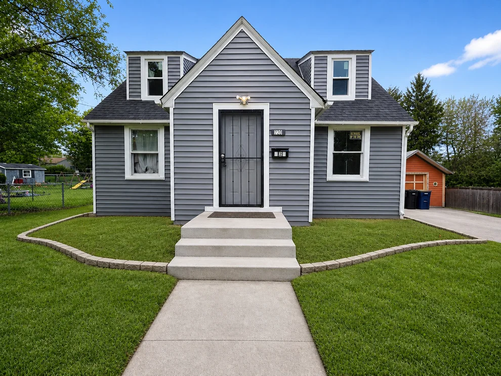 Unit for sale at 720 Adams Street, Elgin, IL 60123