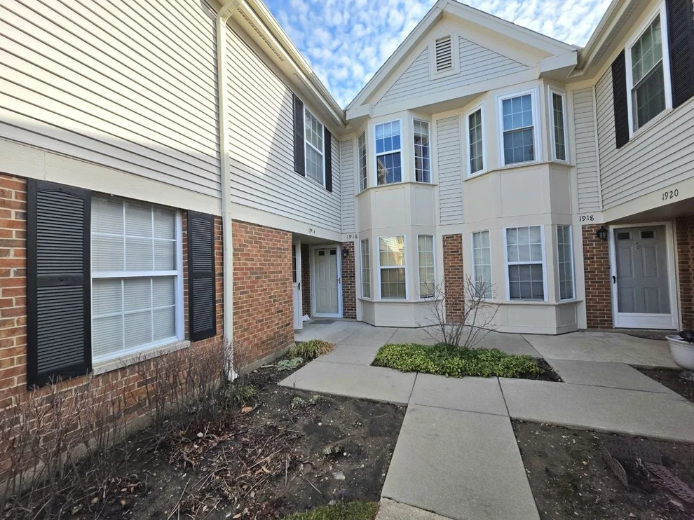 Unit for sale at 1914 Quaker Hollow Lane, Streamwood, IL 60107