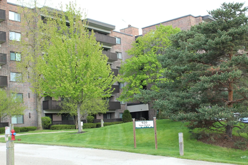 Unit for sale at 920 Vose Drive, Gurnee, IL 60031