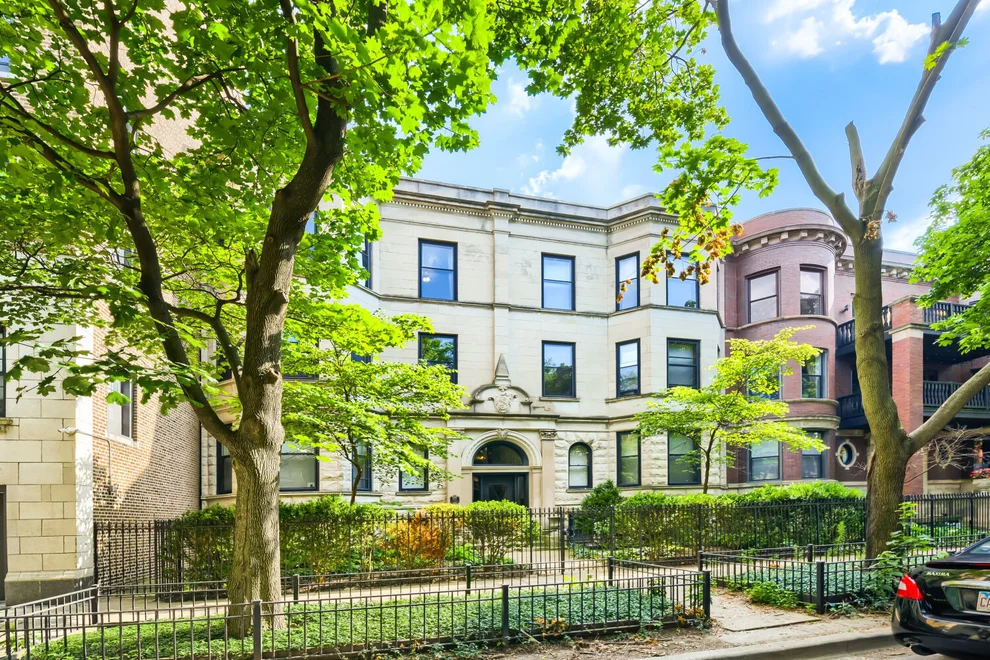 Unit for sale at 823 W Lakeside Place, Chicago, IL 60640