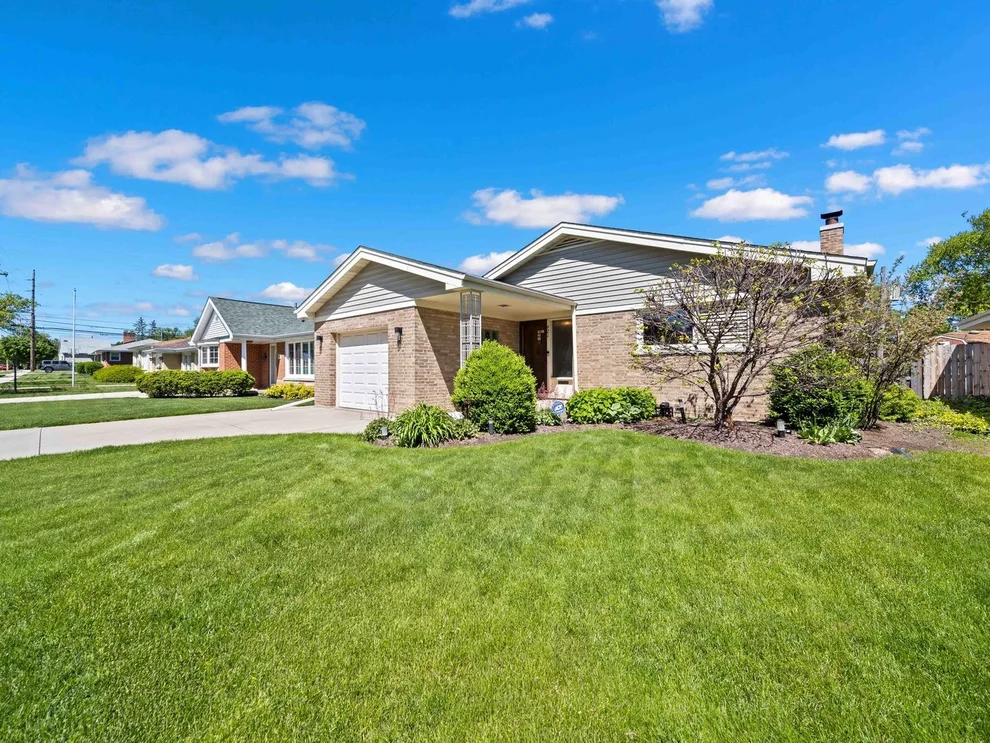 Unit for sale at 921 N Western Avenue, Park Ridge, IL 60068