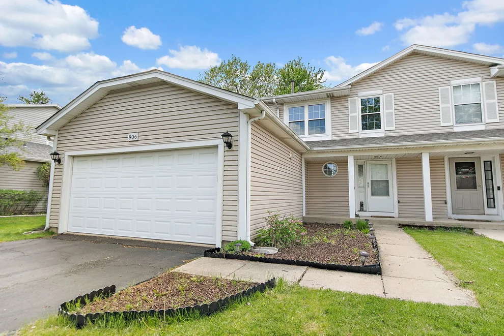 Unit for sale at 906 Oak Ridge Drive, Streamwood, IL 60107
