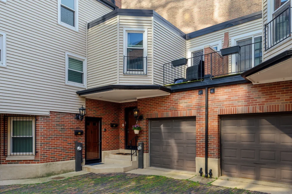 Unit for sale at 492 W Belmont Avenue, Chicago, IL 60657