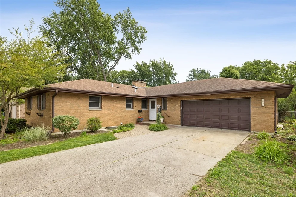 Unit for sale at 1535 Easy Street, Elgin, IL 60123