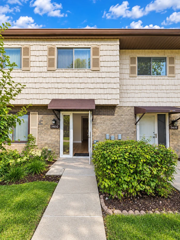 Unit for sale at 540 W Lodge Trail, Wheeling, IL 60090