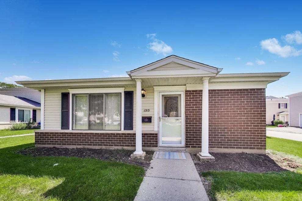 Unit for sale at 1313 cove Drive, Prospect Heights, IL 60070
