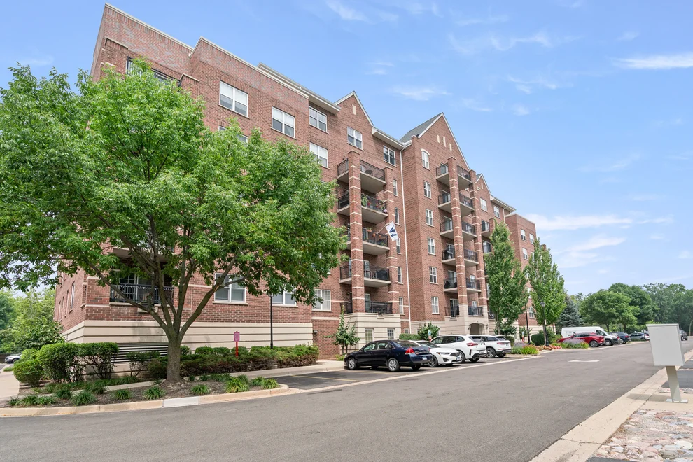 Unit for sale at 390 W Mahogany Court, Palatine, IL 60067