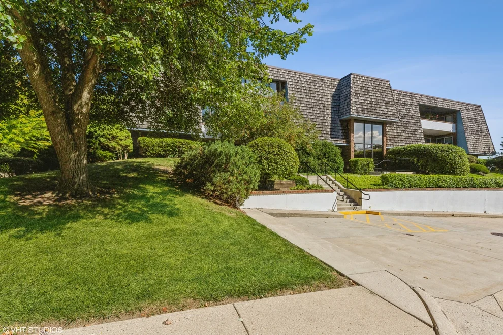 Unit for sale at 150 Red Top Drive, Libertyville, IL 60048