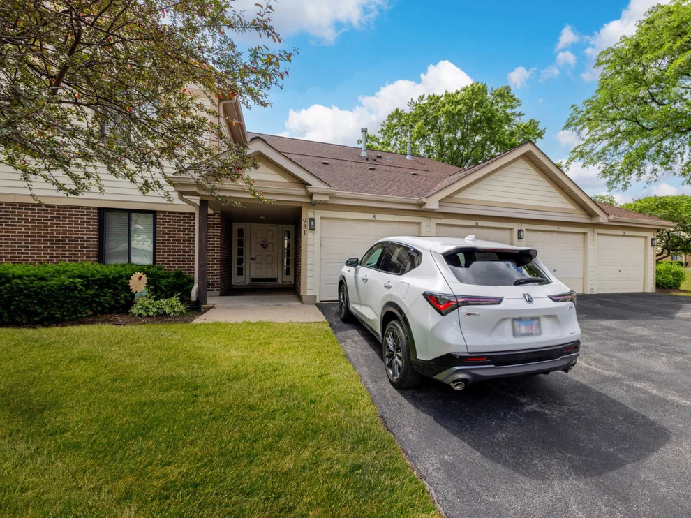 Unit for sale at 931 E Kings Row, Palatine, IL 60074