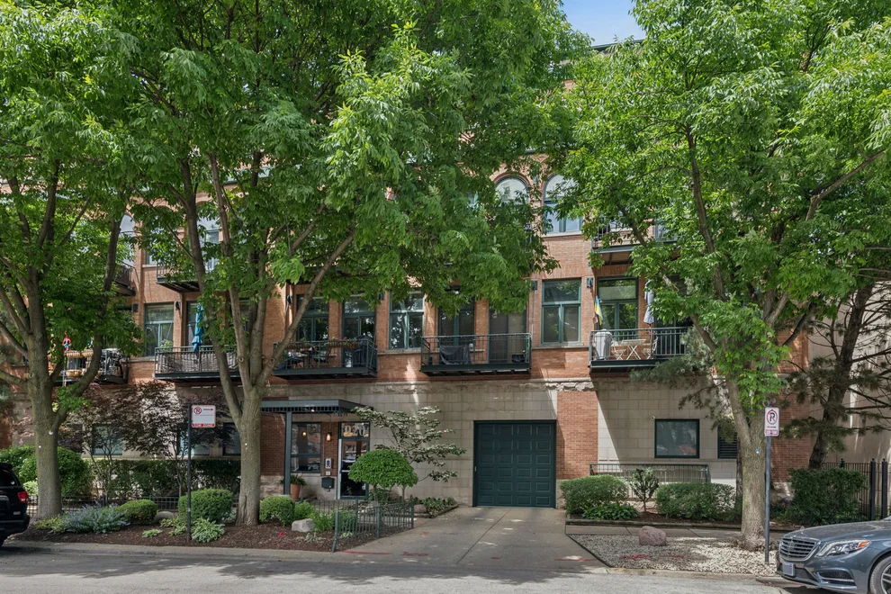Unit for sale at 920 W Sheridan Road, Chicago, IL 60613
