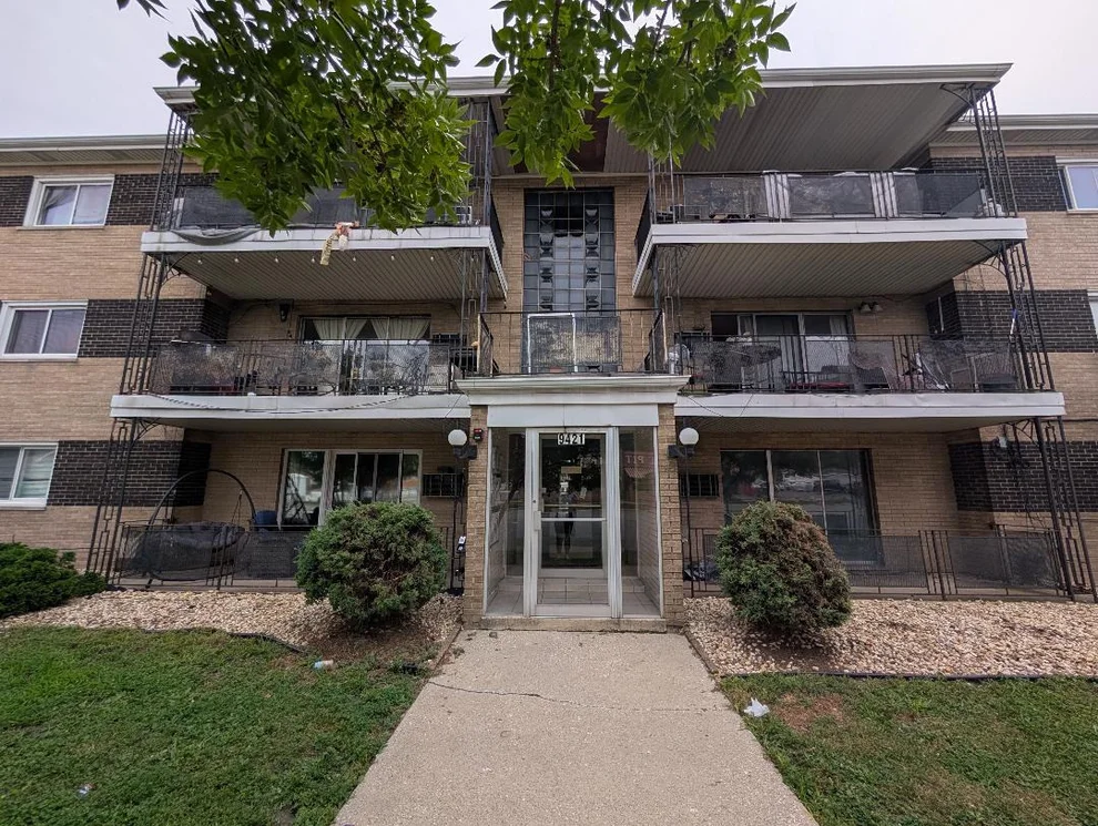 Unit for sale at 9421 S Roberts Road, Hickory Hills, IL 60457