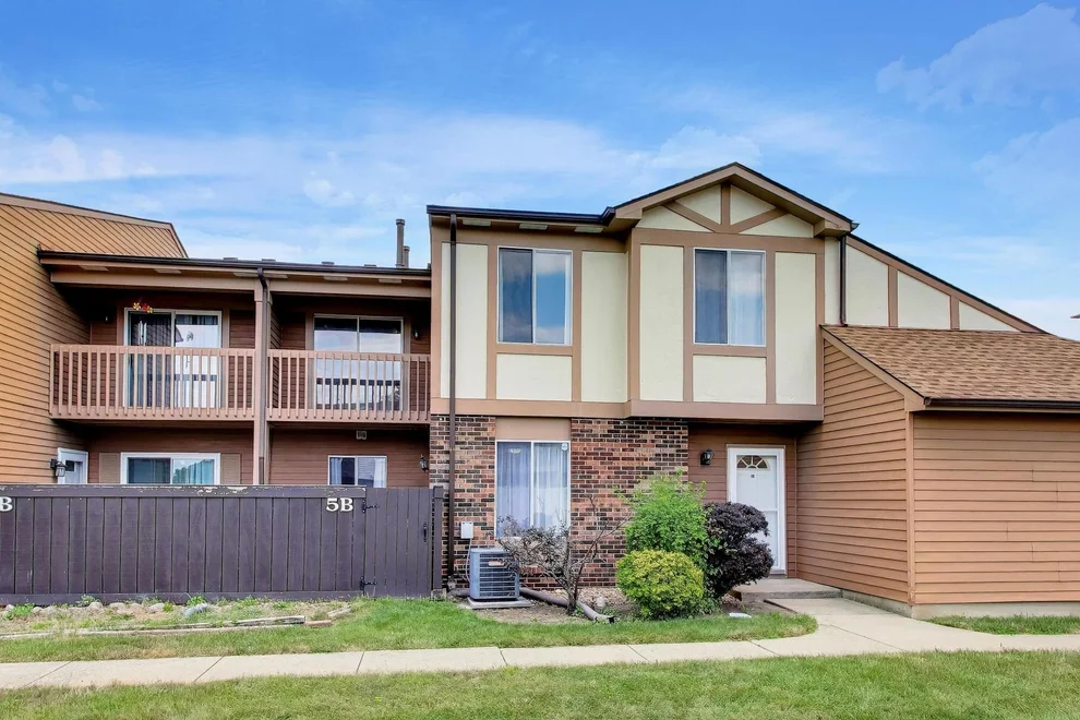 Unit for sale at 5B Fernwood Drive, Bolingbrook, IL 60440