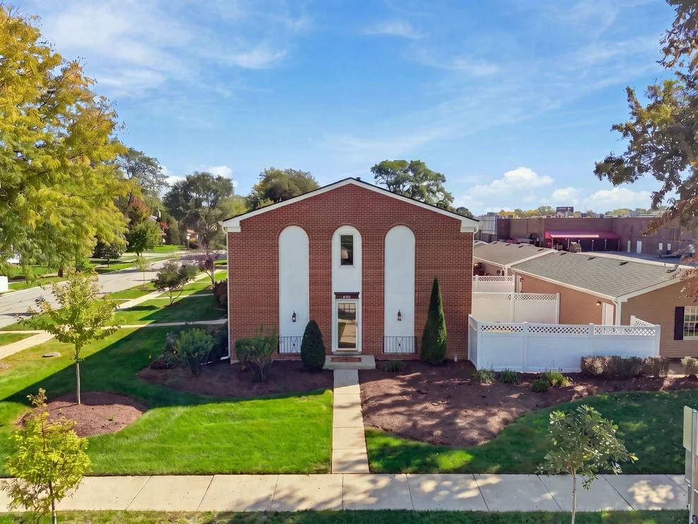 Unit for sale at 4201 Cumnor Road, Downers Grove, IL 60515