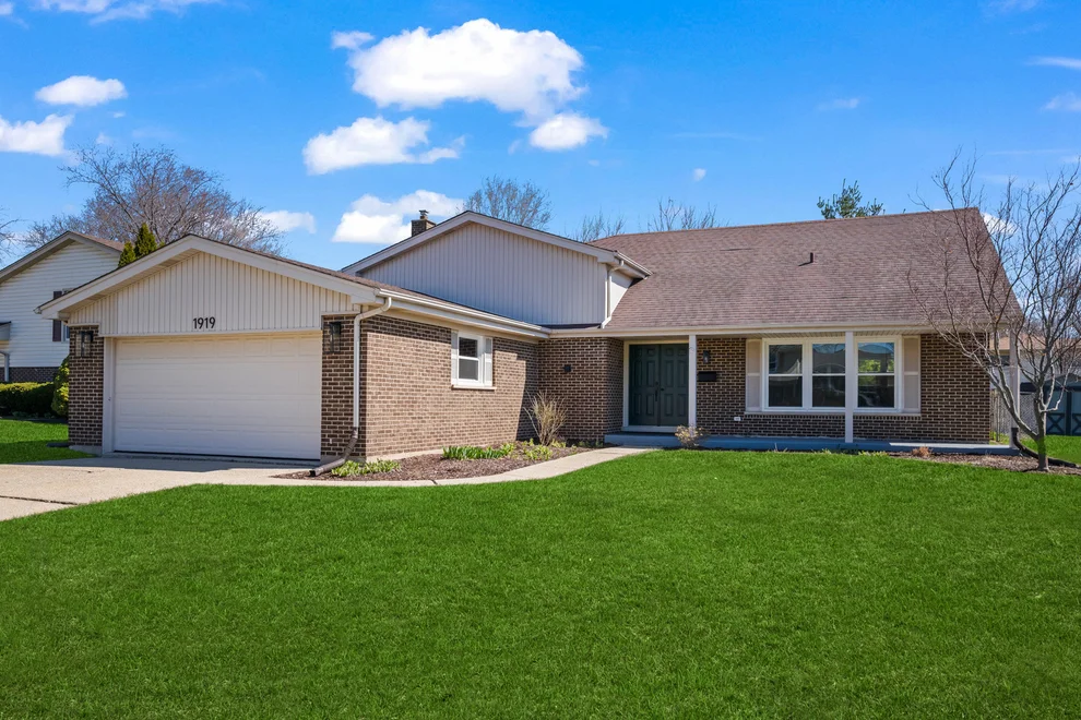 Unit for sale at 1919 N Pinetree Drive, Arlington Heights, IL 60004