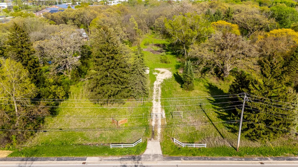 Unit for sale at 1001 N Hunt Club Road, Gurnee, IL 60031