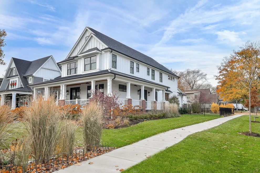 Unit for sale at 618 N Wheaton Avenue, Wheaton, IL 60187