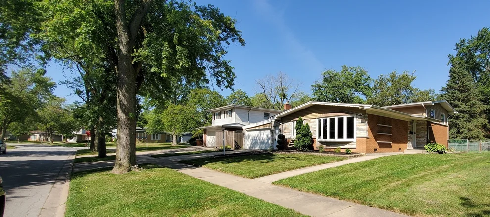 Unit for sale at 256 N Pleasant Drive N, Glenwood, IL 60425