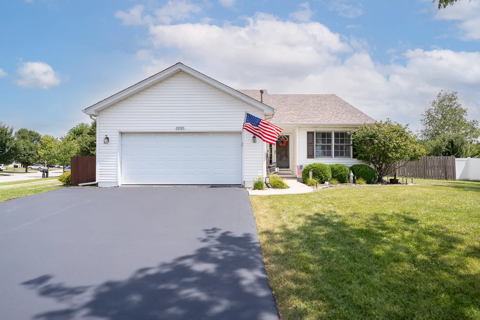 Unit for sale at 1221 Glen Mor Drive, Shorewood, IL 60404