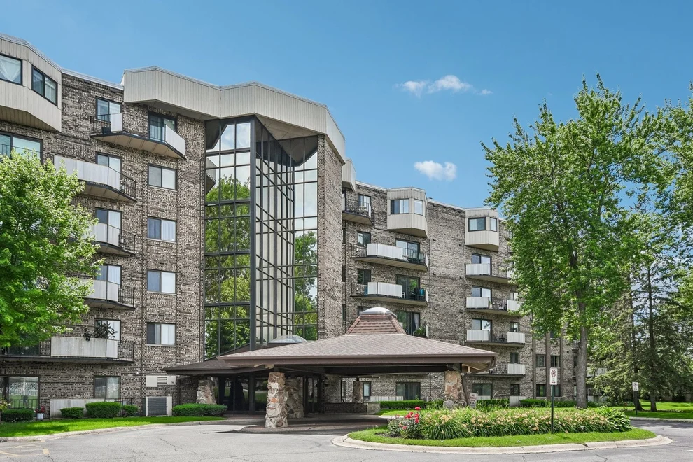 Unit for sale at 1275 E Baldwin Lane, Palatine, IL 60074