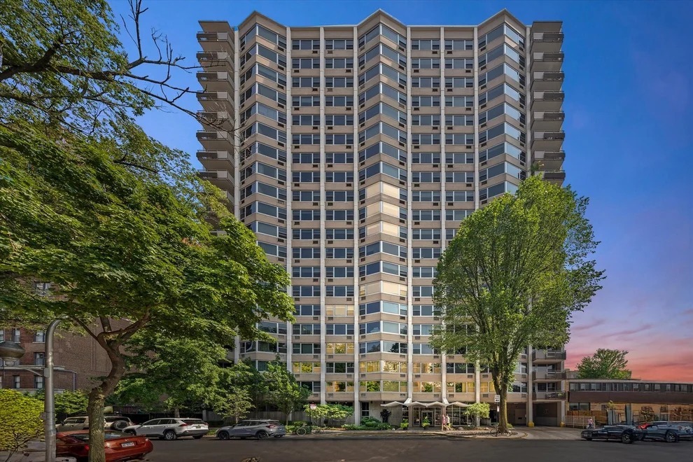 Unit for sale at 555 W Cornelia Avenue, Chicago, IL 60657