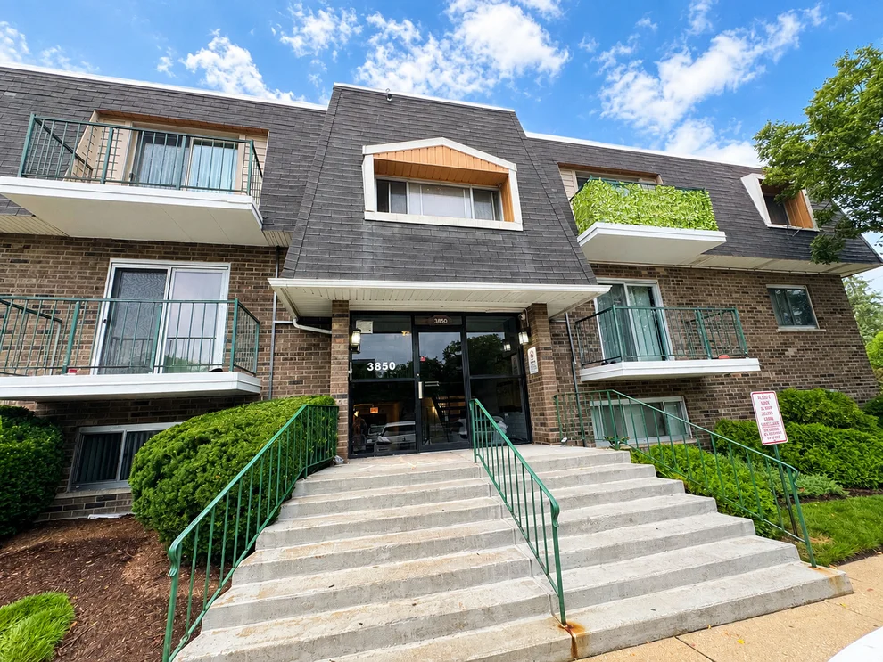 Unit for sale at 3850 S Parkway Drive, Northbrook, IL 60062