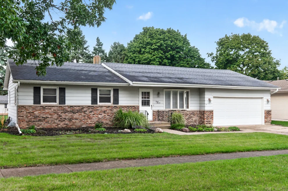 Unit for sale at 311 George Street, Sycamore, IL 60178
