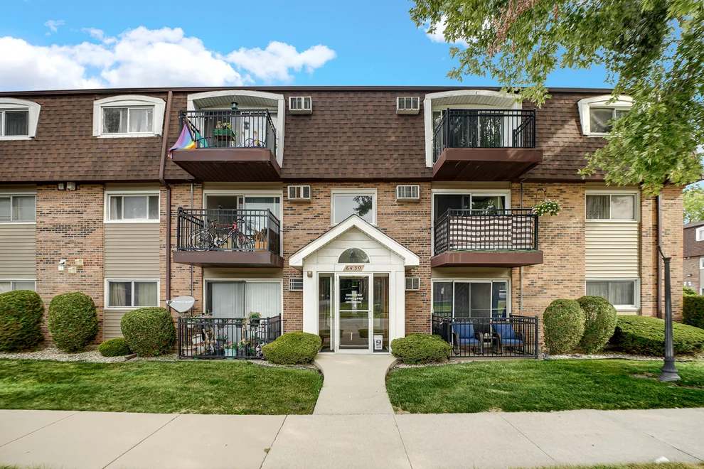 Unit for sale at 6430 Pamela Lane, Chicago Ridge, IL 60415