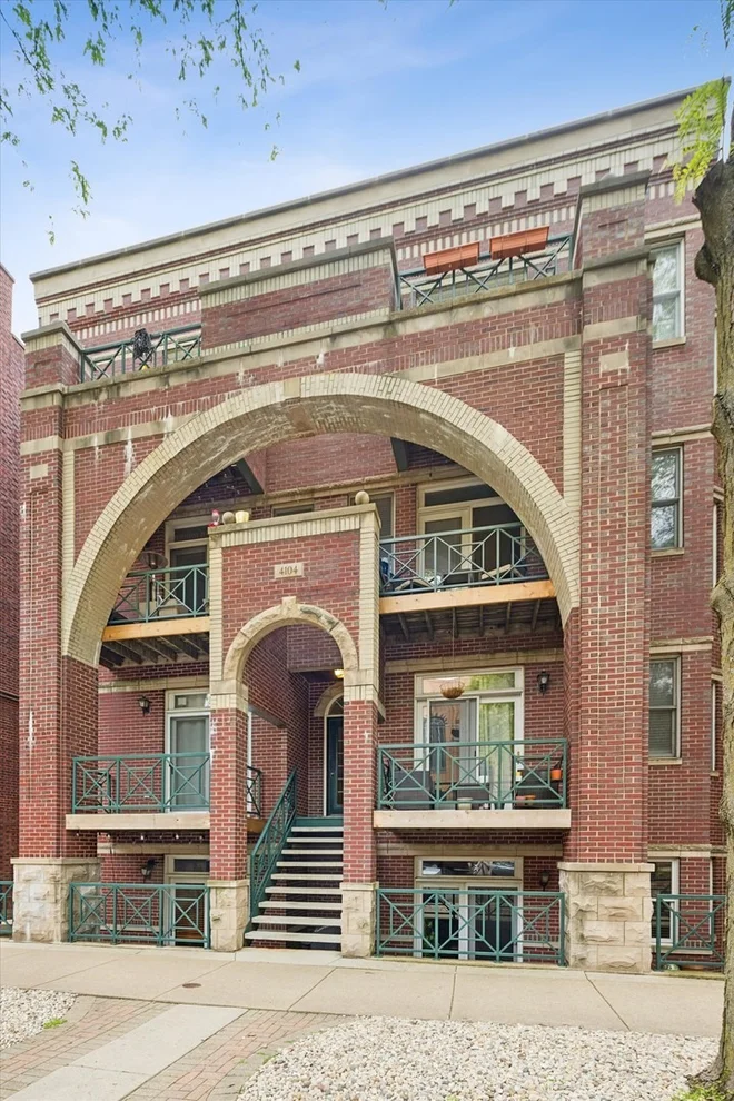 Unit for sale at 4104 N Kenmore Avenue, Chicago, IL 60613